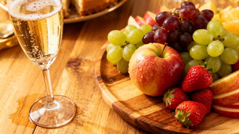 果盘与香槟图片
