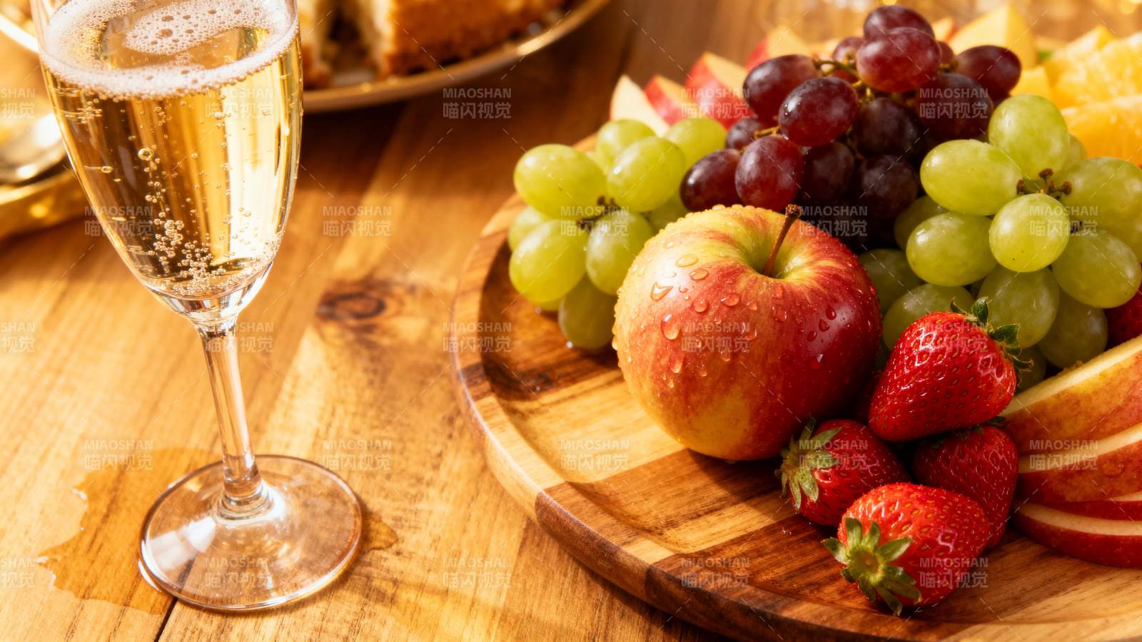 果盘与香槟图片