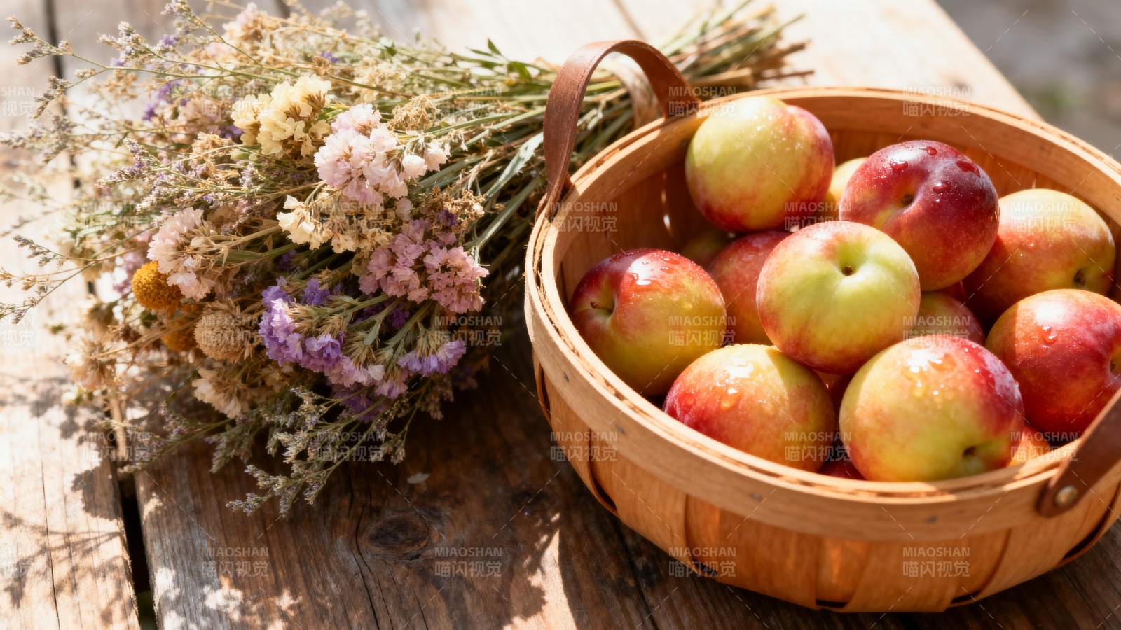 篮中苹果伴干花图片