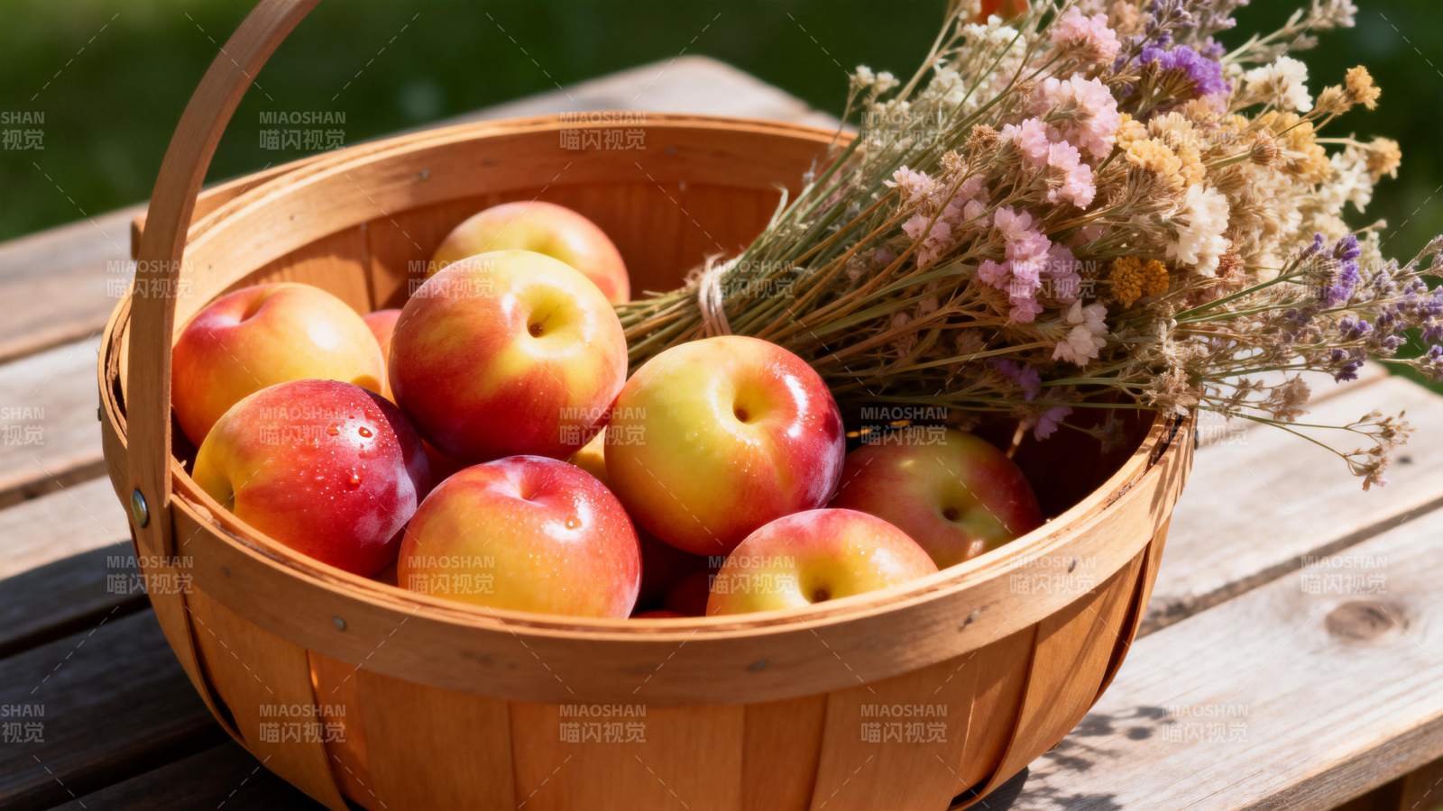 苹果篮与干花图片