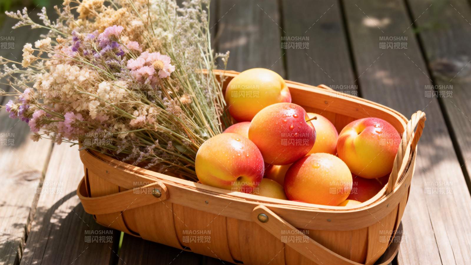 篮中桃果与干花图片