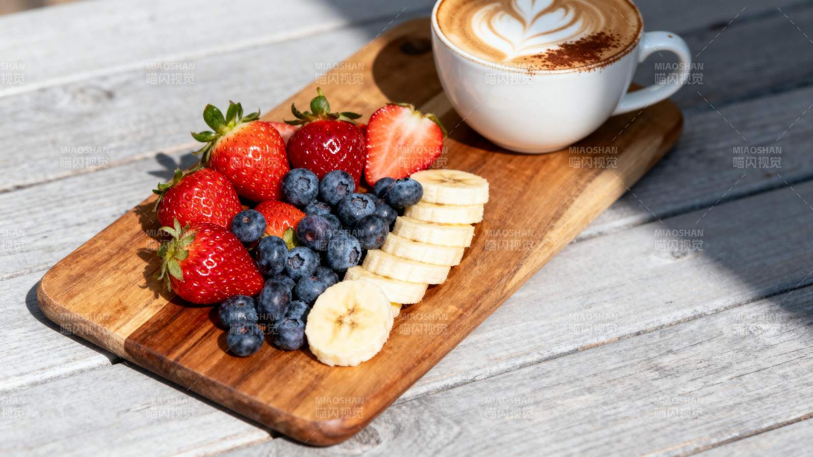 水果拼盘配咖啡图片