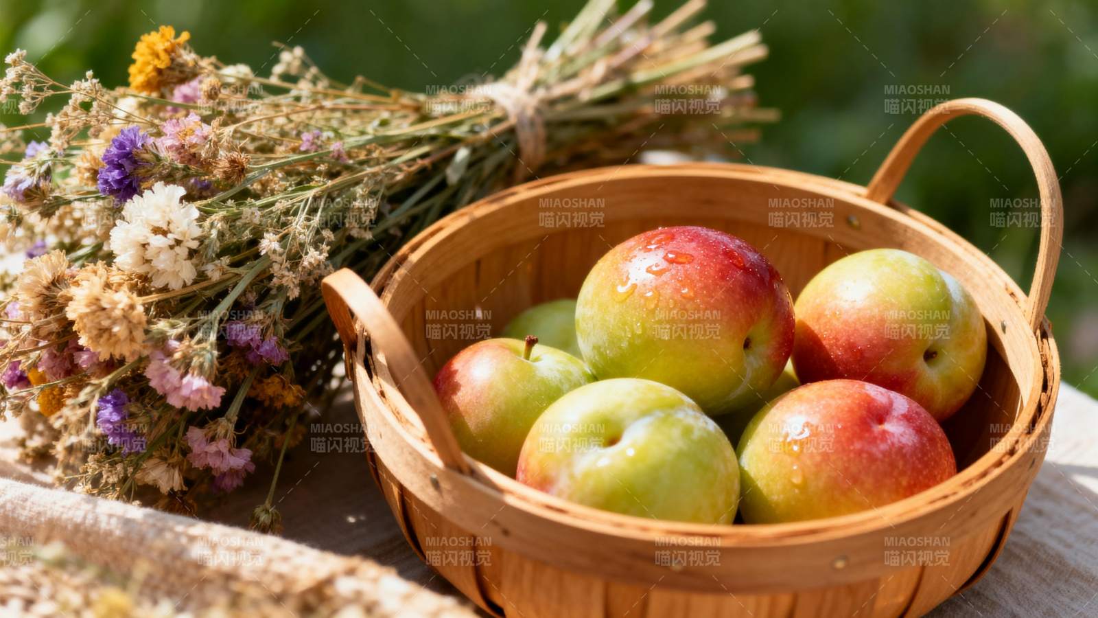 篮中鲜果伴干花图片