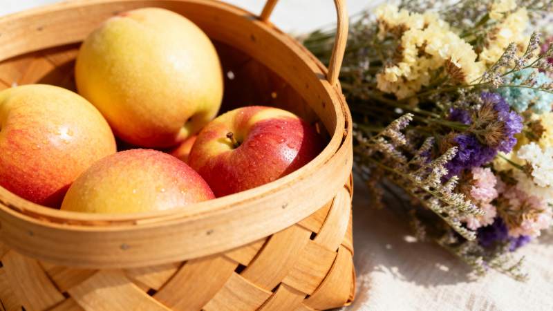 篮中苹果与花束图片