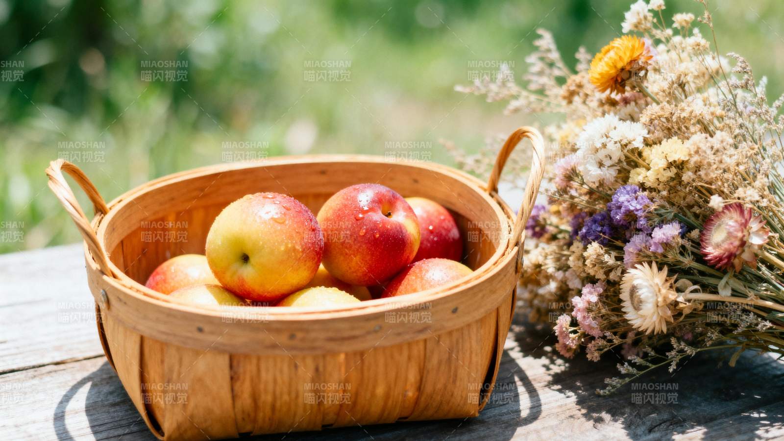 篮中苹果伴花香图片