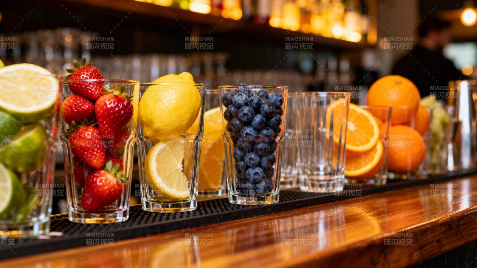 水果酒杯摆吧台图片