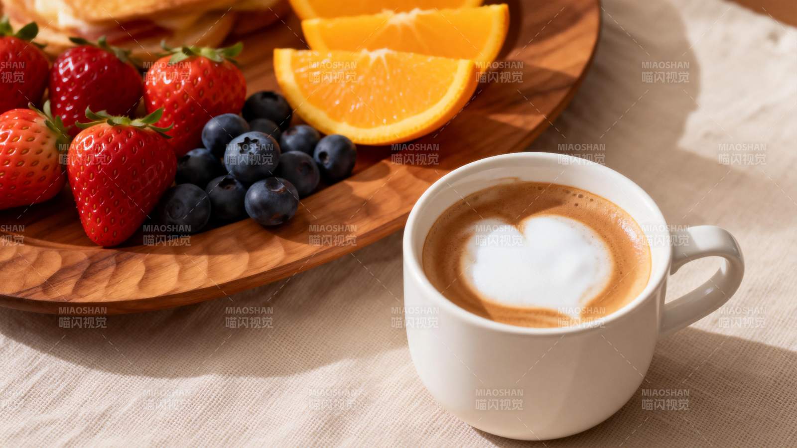 咖啡与水果早餐图片