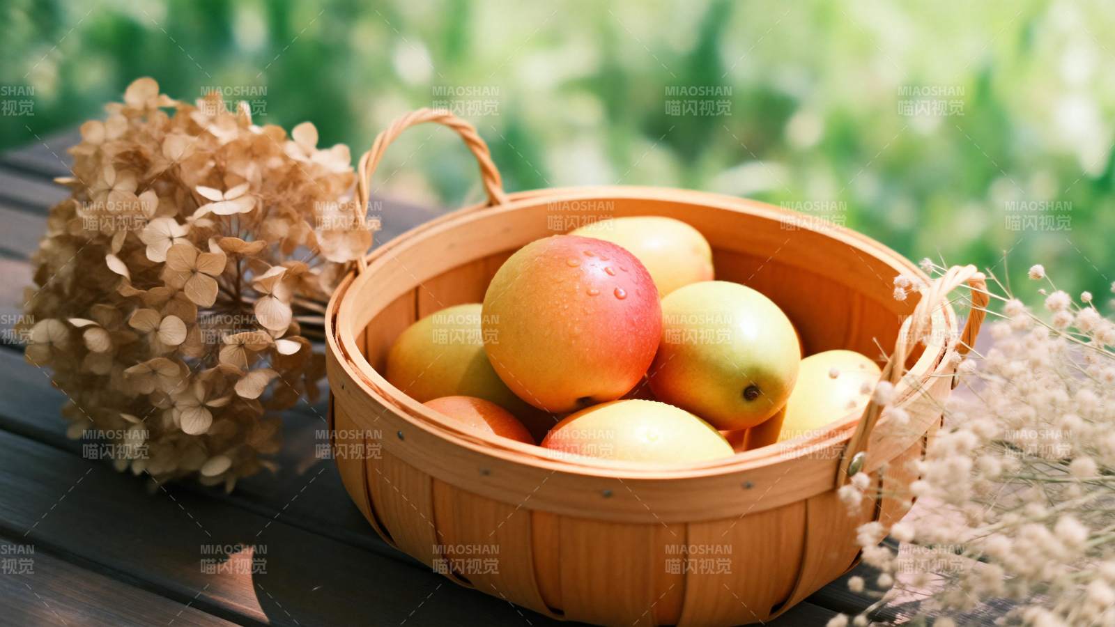 篮中新鲜水果图片