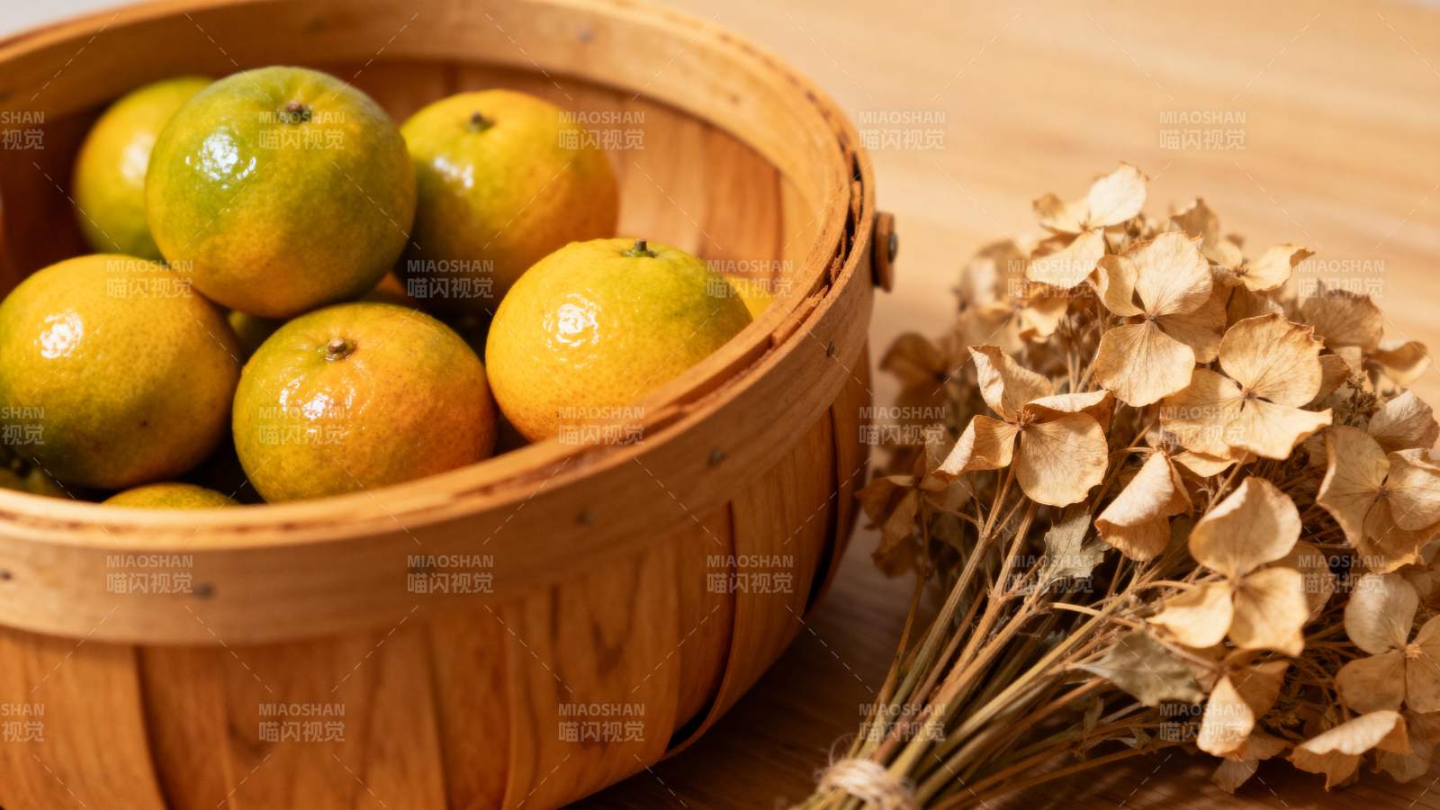 柑橘与干花静物图片