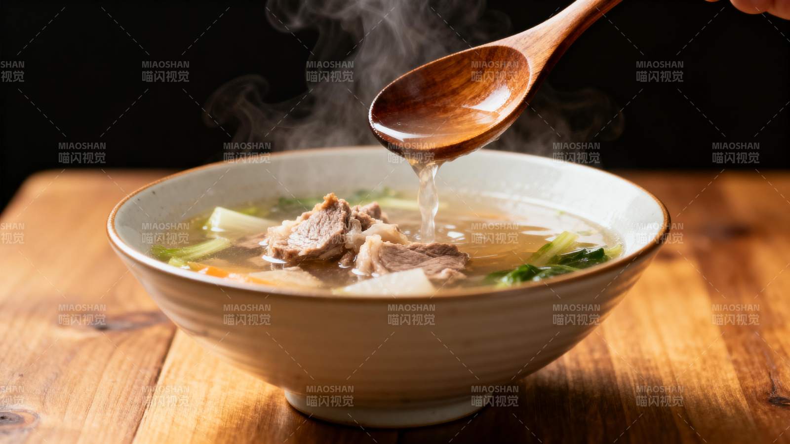 热汤盛碗中图片