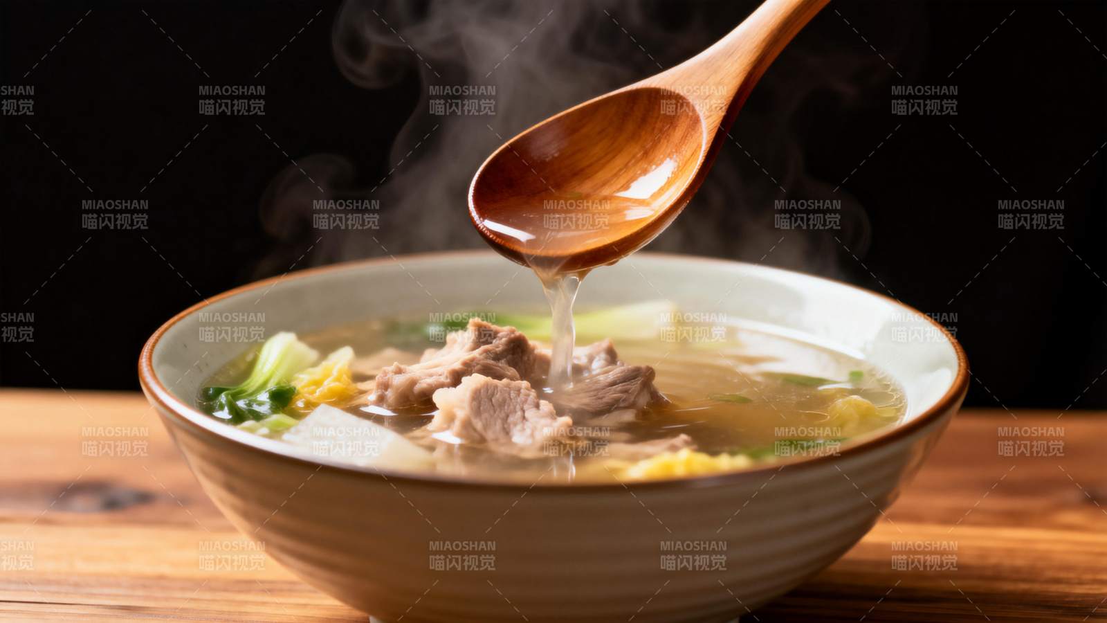 热气腾腾的汤品图片