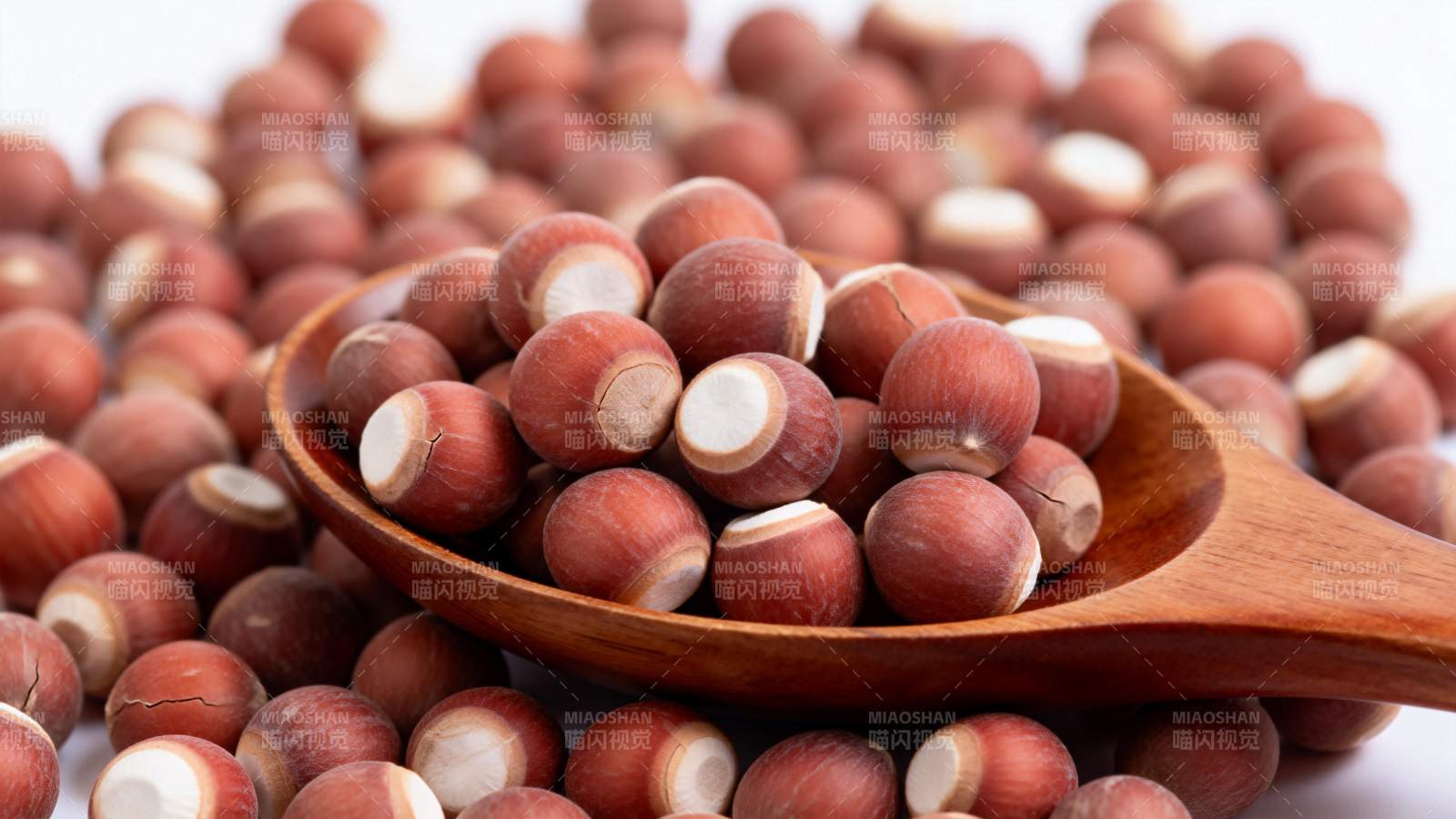 榛子堆满木勺图片