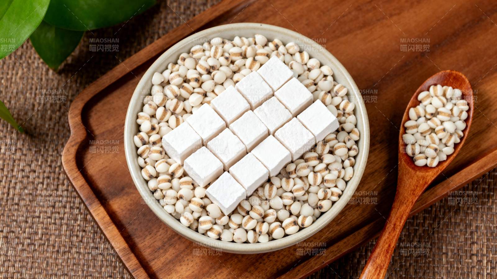 豆腐与豆粒静置盘中图片