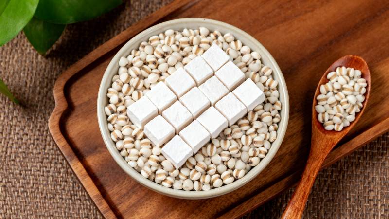 豆腐与豆粒静置盘中图片