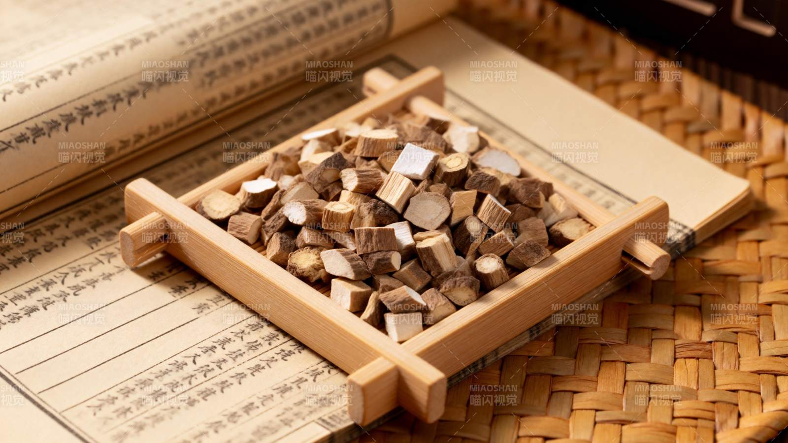 中药切片置于竹盒中图片