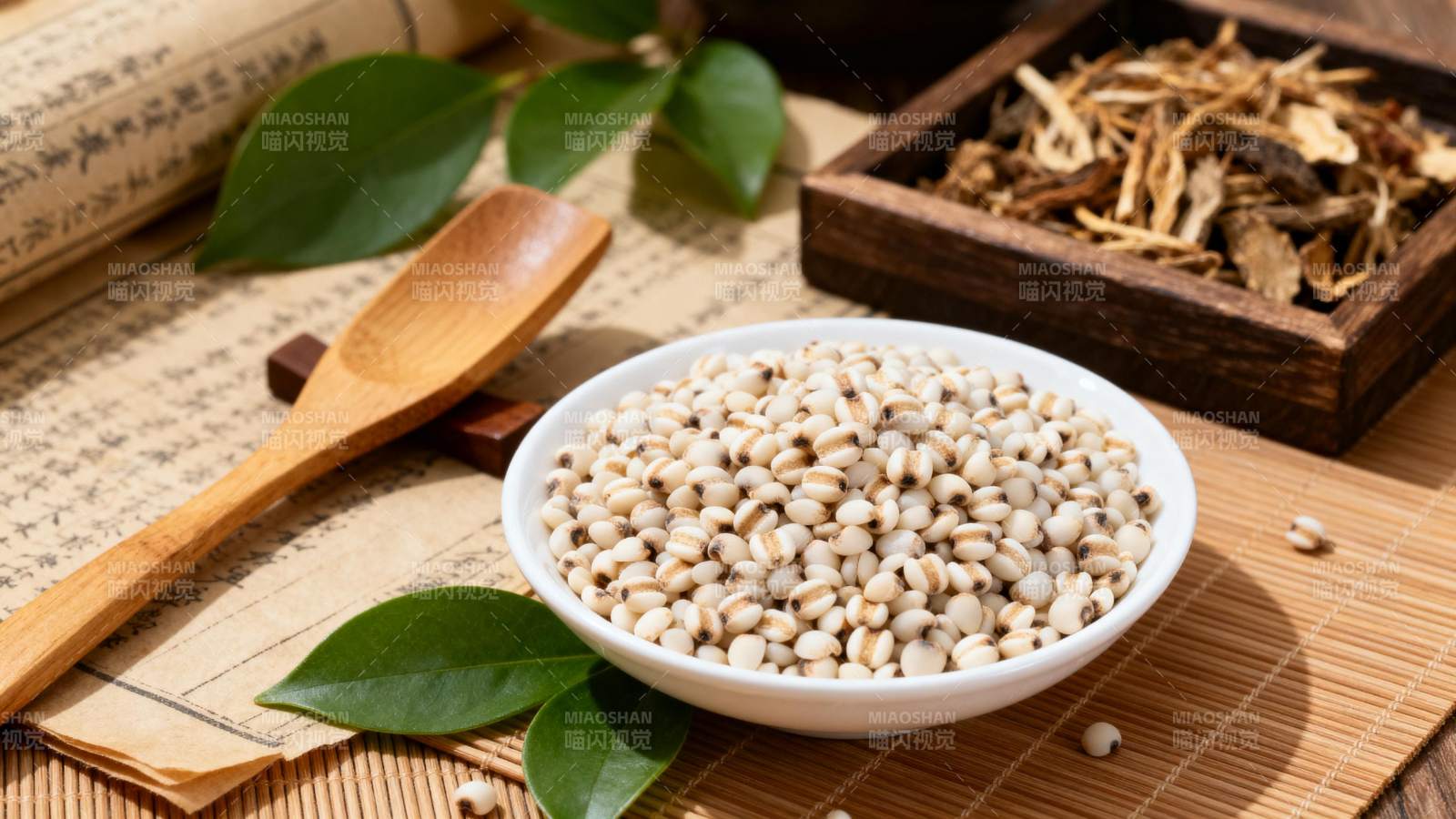薏仁与草药静物图片