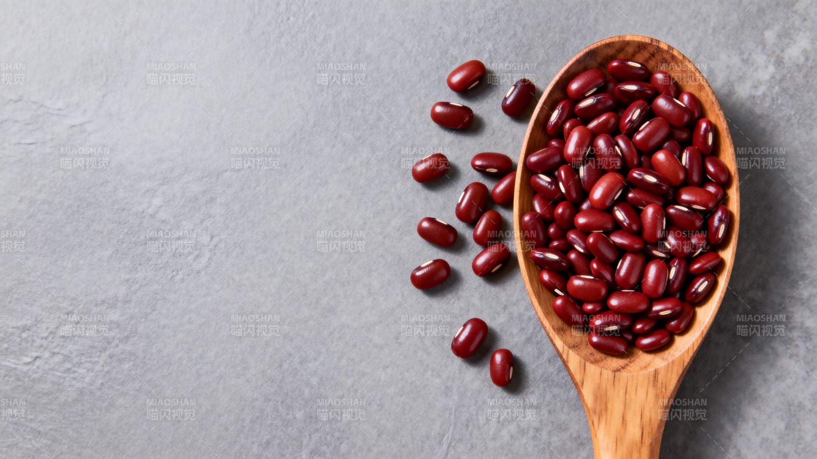 红豆盛于木勺中图片
