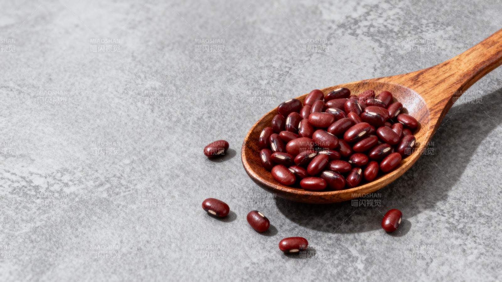 红腰豆盛于木勺图片
