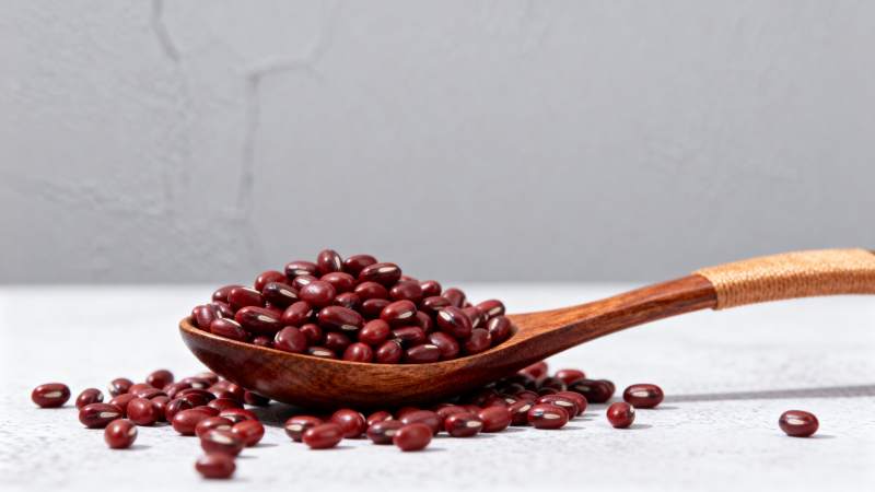 红豆盛于木勺中图片