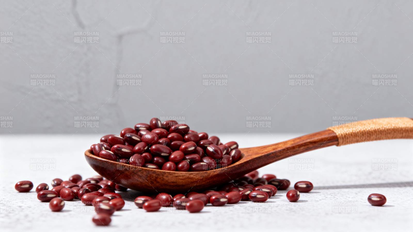 红豆盛于木勺中图片