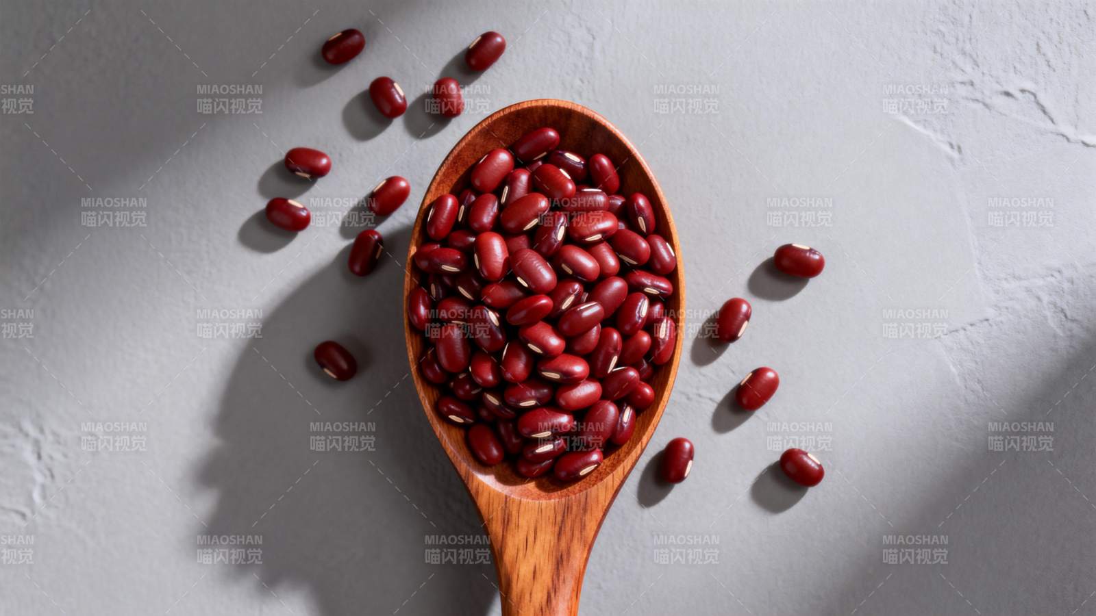 红豆盛于木勺中图片