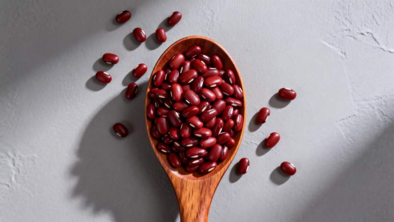 红豆盛于木勺中图片