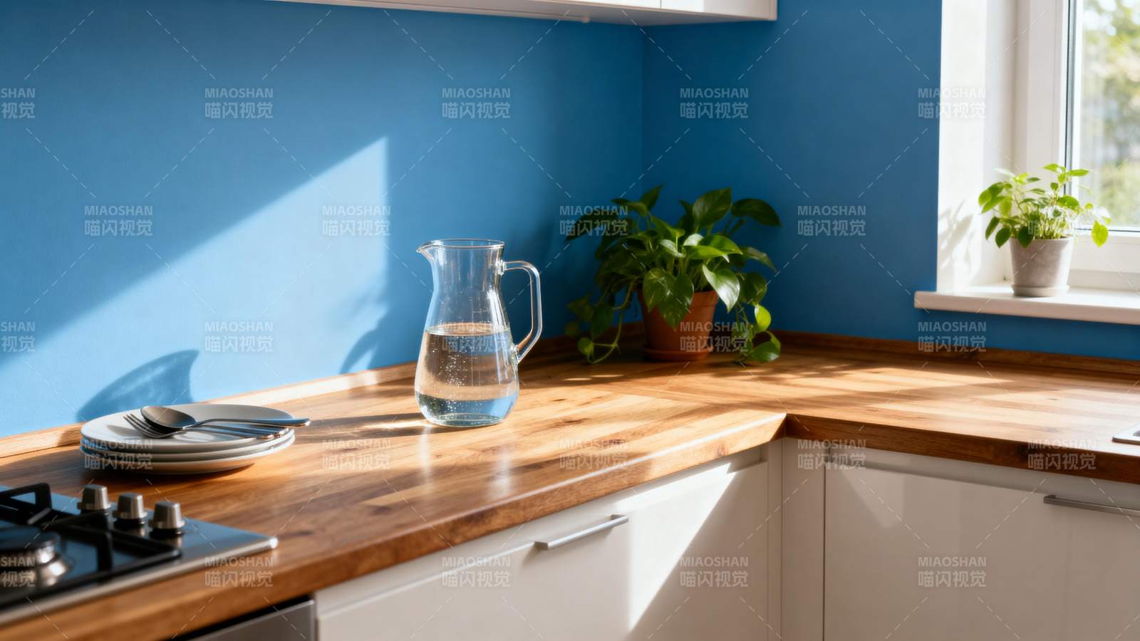 蓝色厨房阳光明媚图片