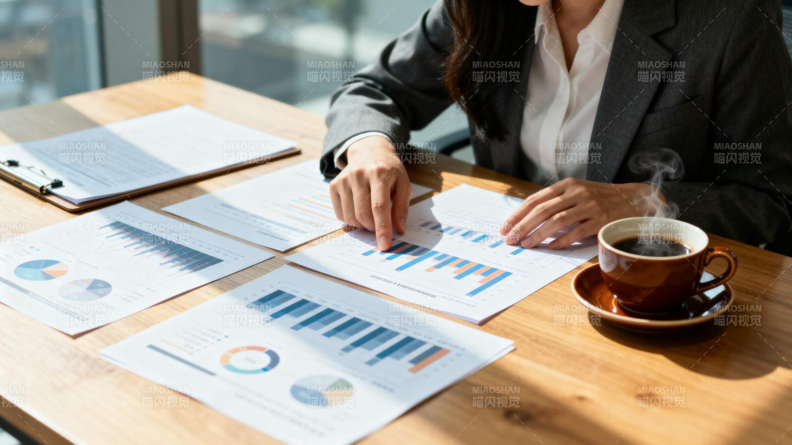 商务人士分析报表图片