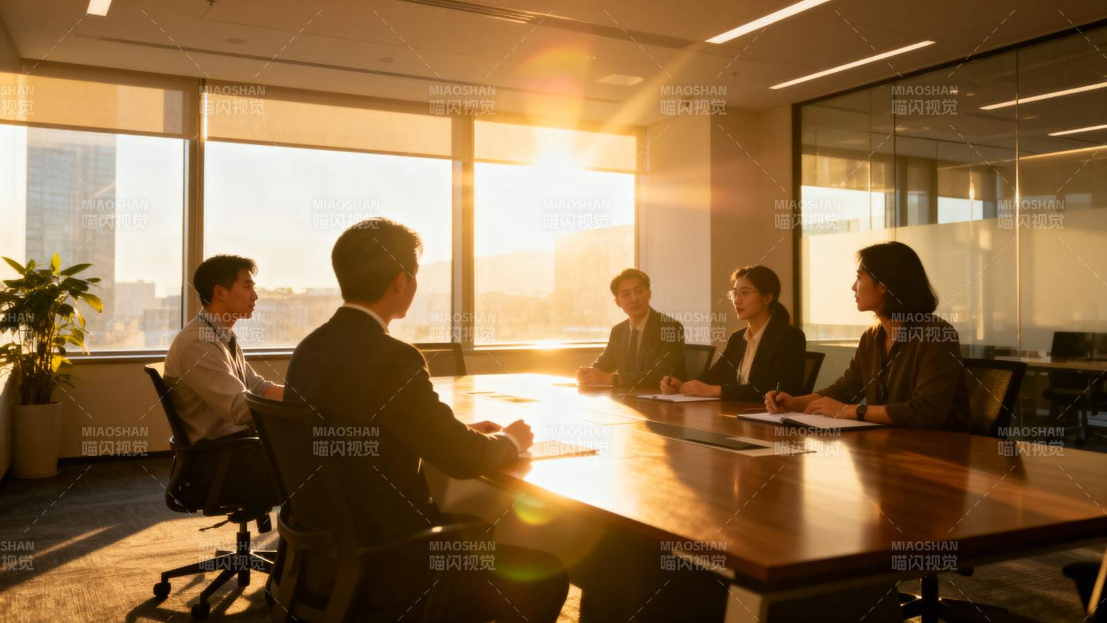 商务会议晨光中图片