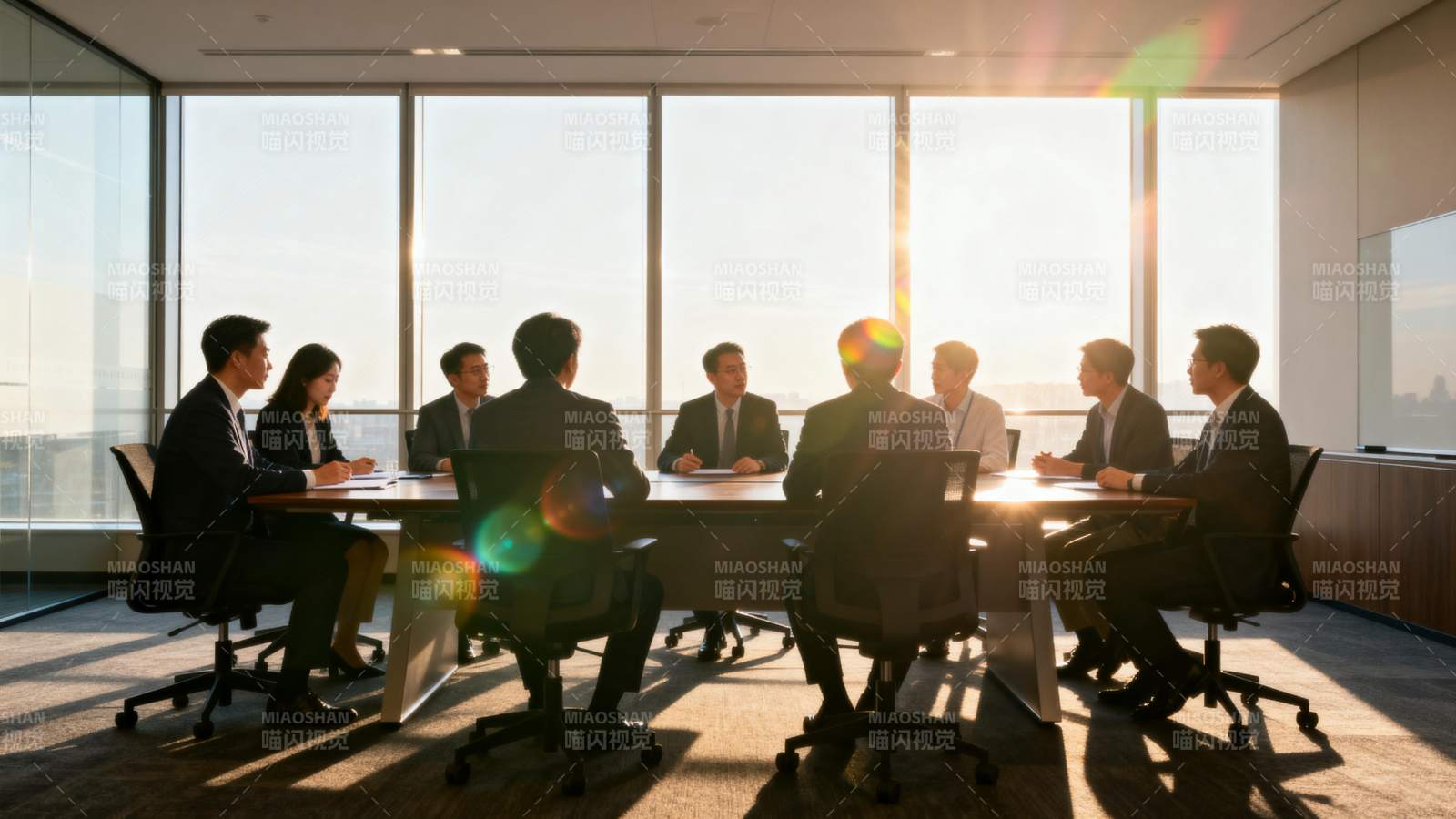 商务会议讨论中图片