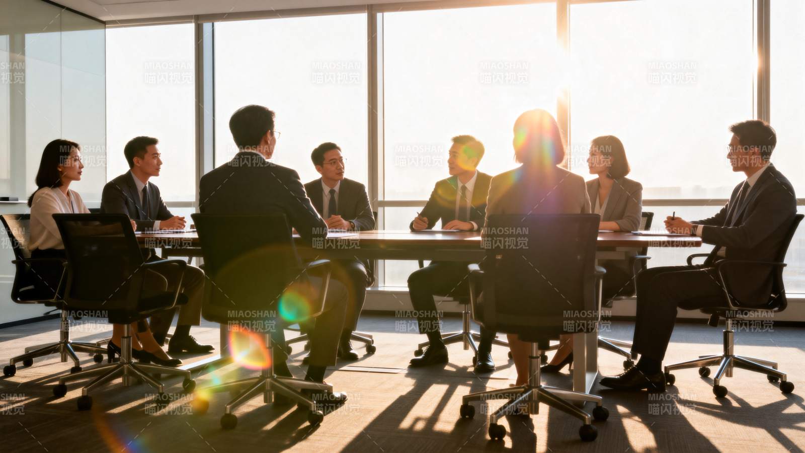 商务会议讨论中图片