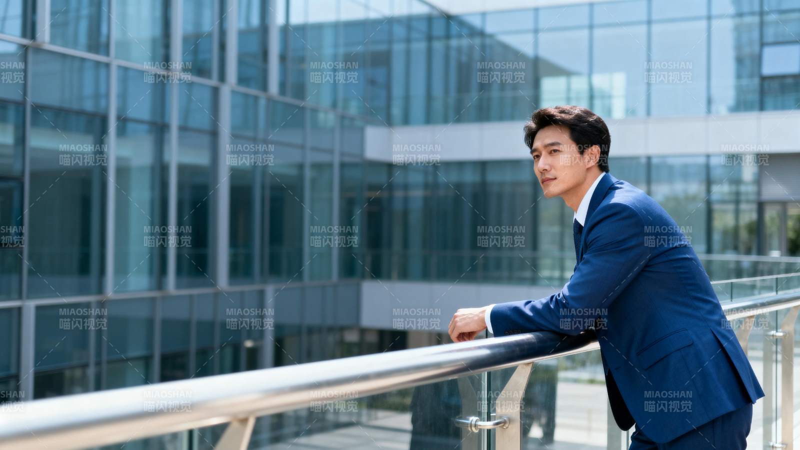 商务精英倚栏远眺图片