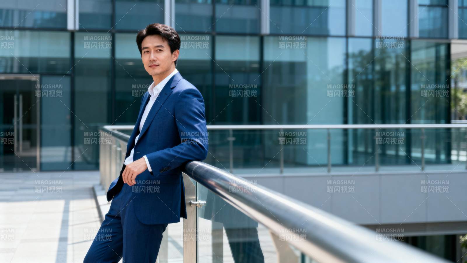 商务男士现代建筑前图片