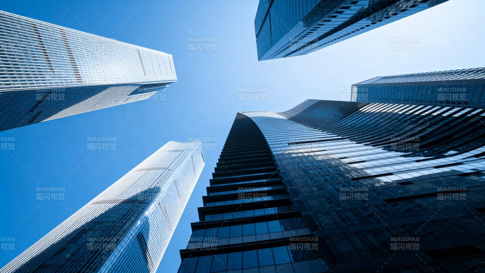 摩天大楼仰视图图片