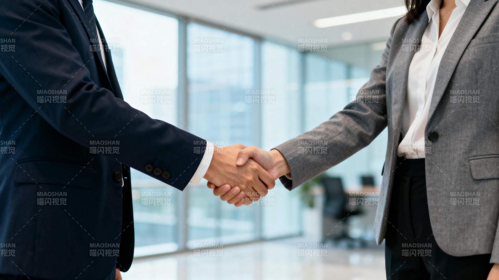 商务握手合作瞬间图片