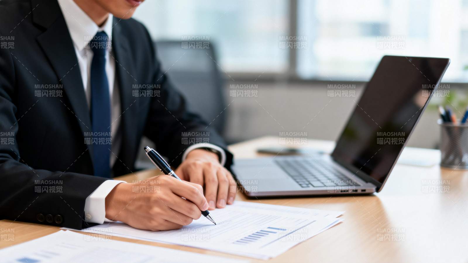 商务人士办公写文件图片