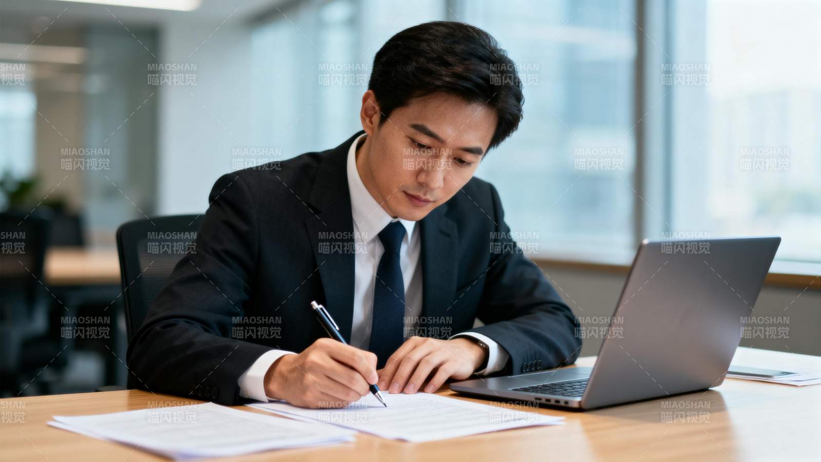 商务人士专注办公图片