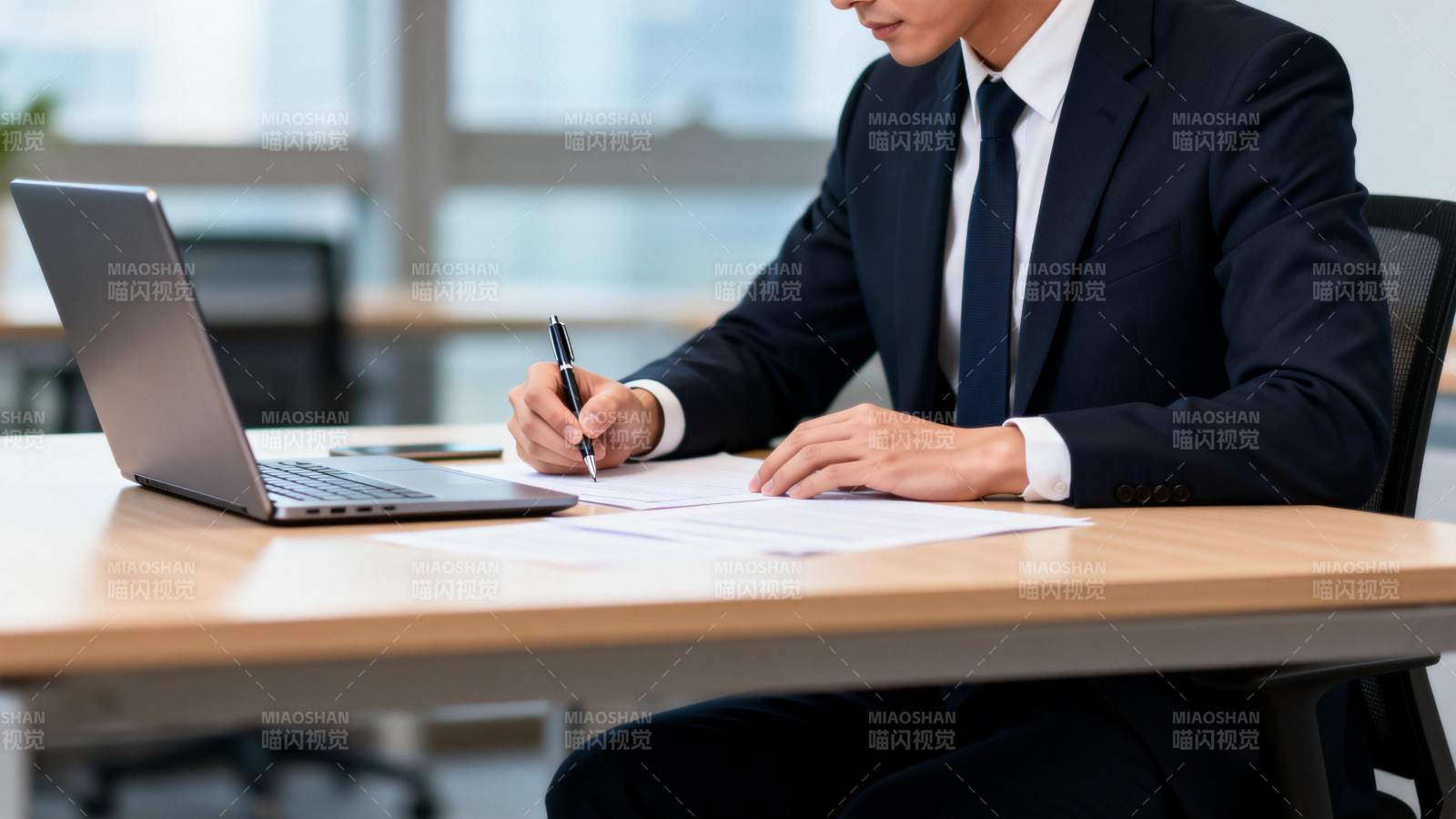 商务人士办公写文件图片