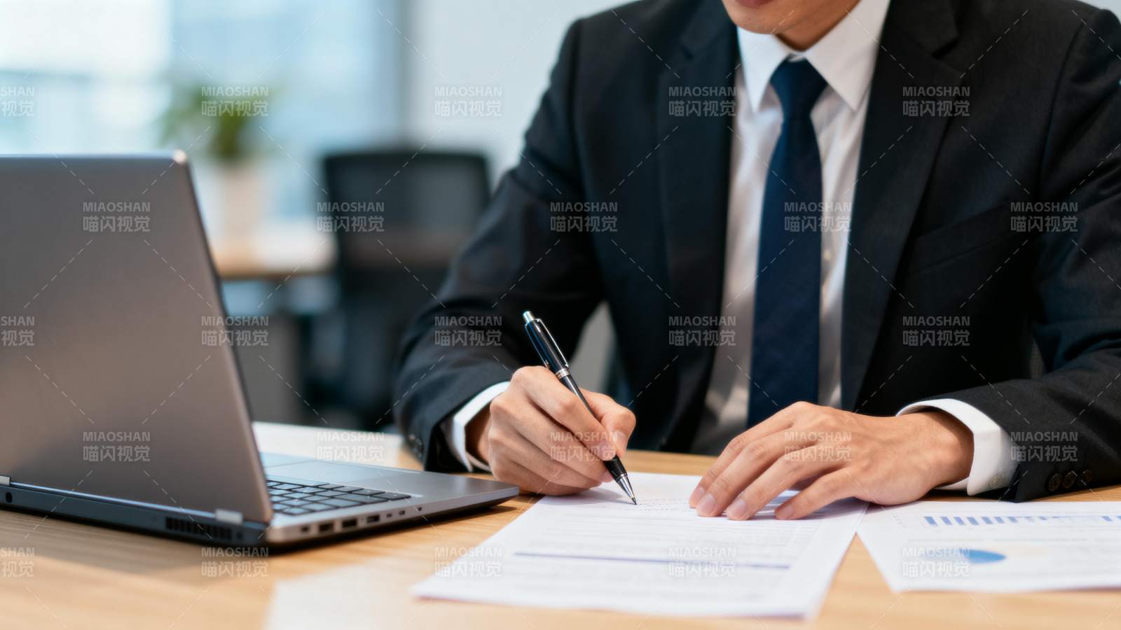 商务人士签署文件图片