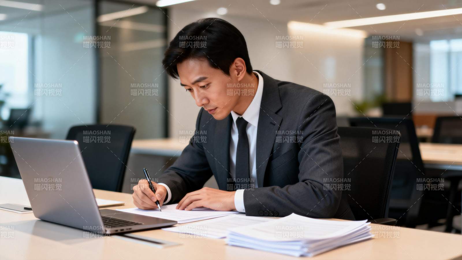 商务人士专注办公图片