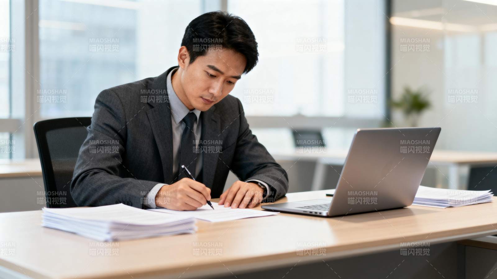 商务人士专注办公图片