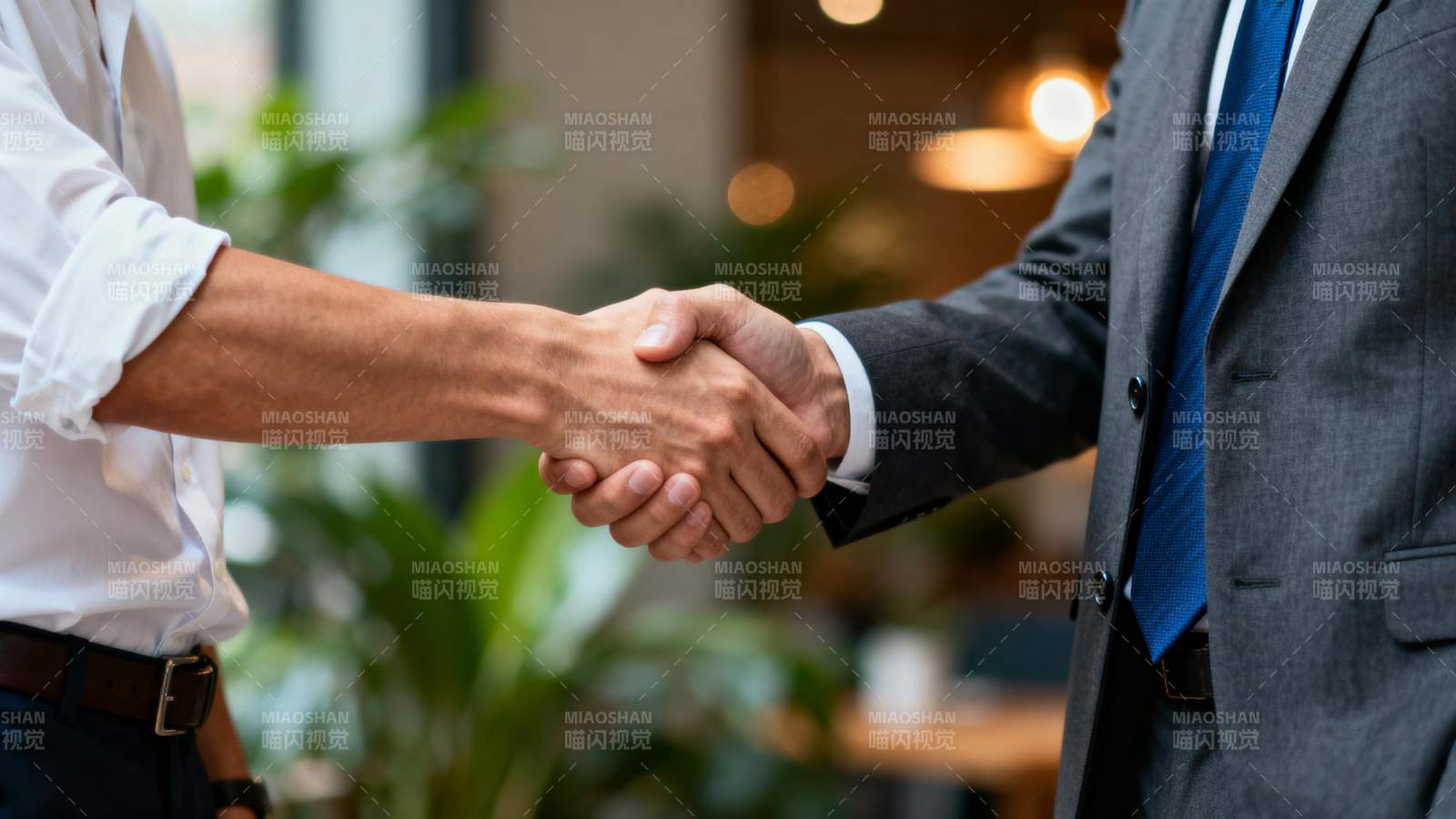 商务握手合作图片