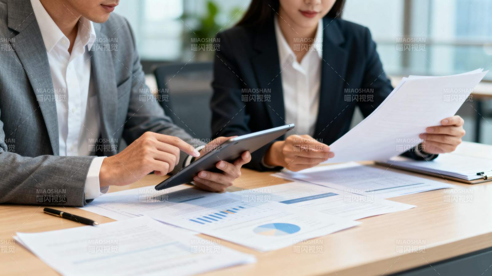 商务人士办公协作图片