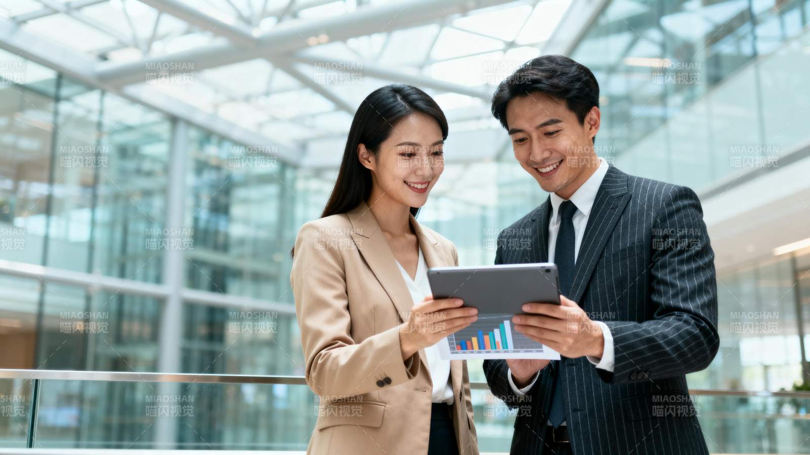 商务人士共览数据图片