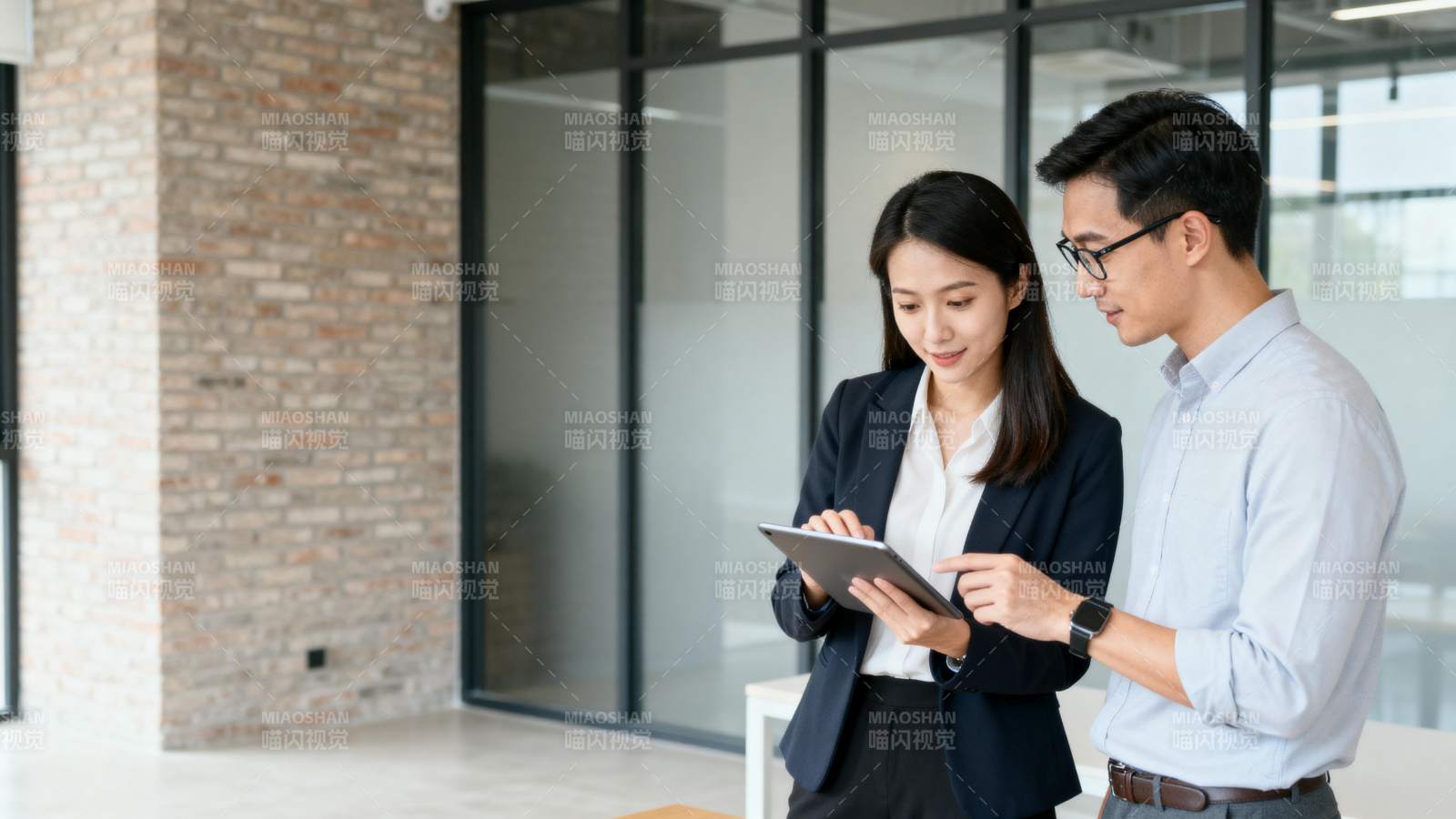 职场协作瞬间图片