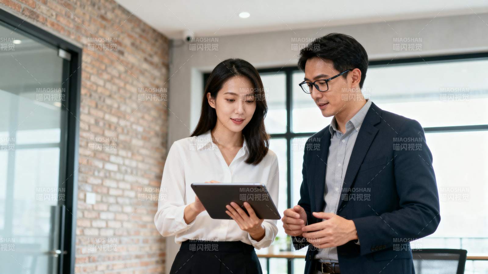 职场协作瞬间图片