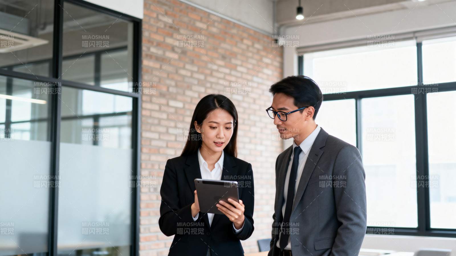 职场协作瞬间图片