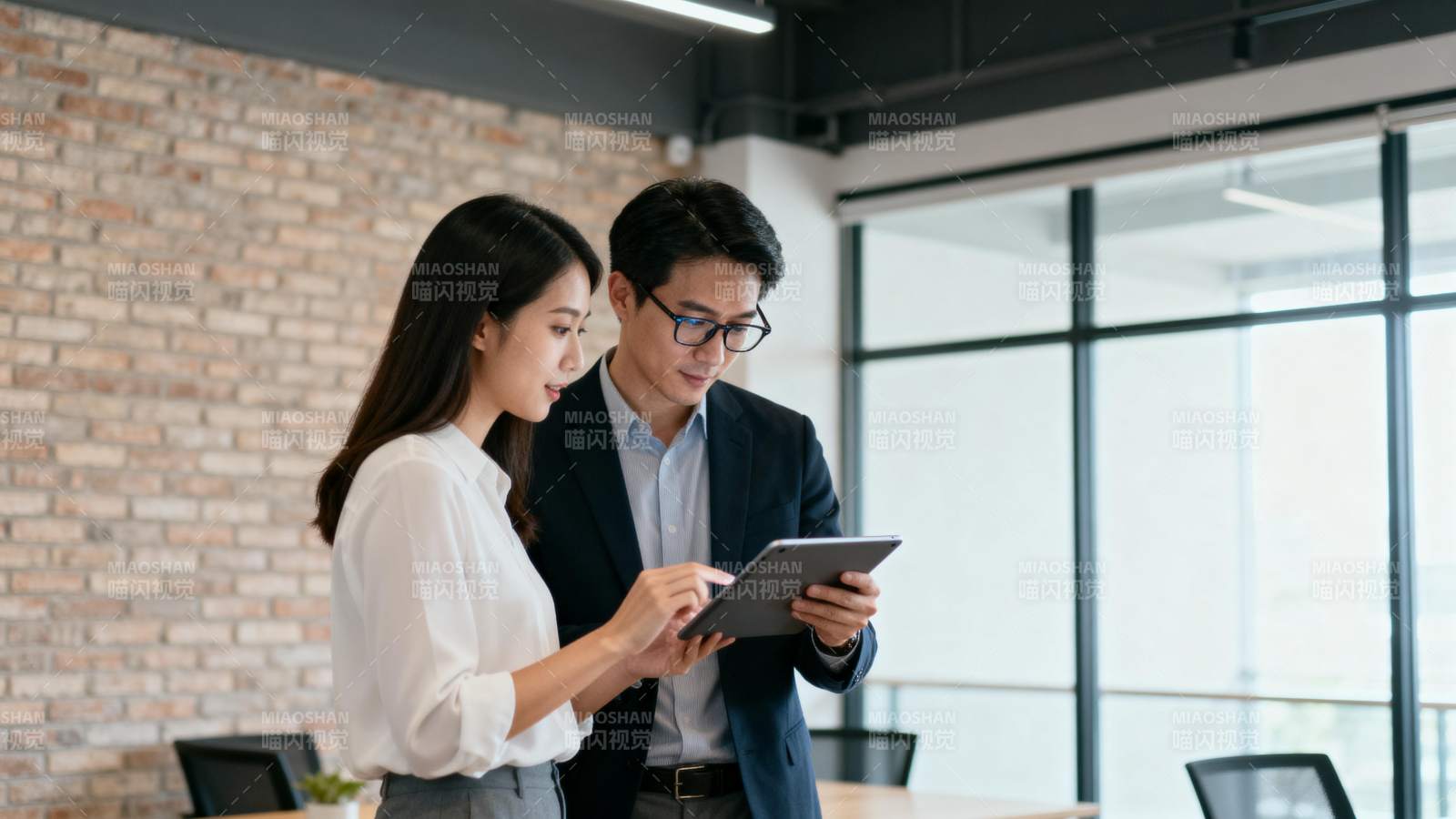 职场协作共看平板图片