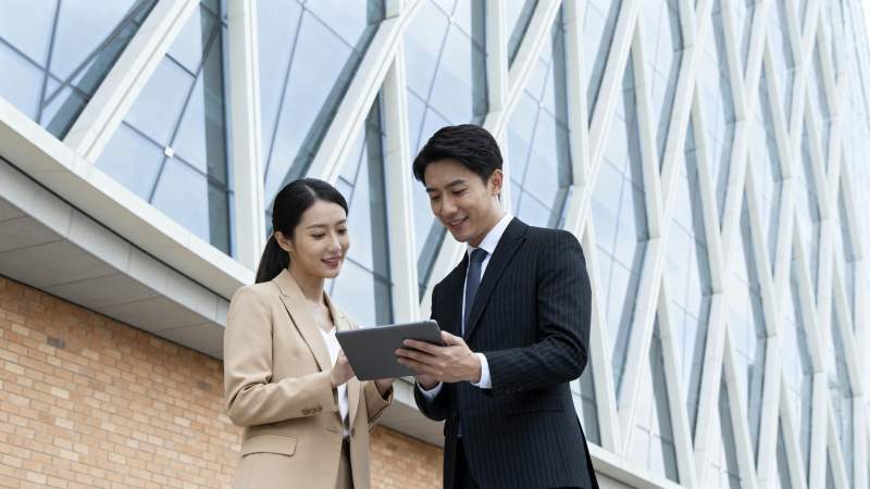 商务人士共览平板图片