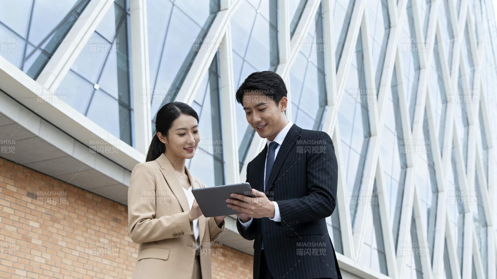 商务人士共览平板图片